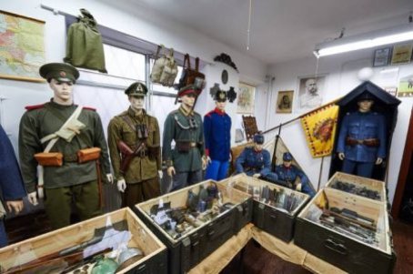 Sala z wystawa militarną