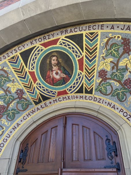 Mozaika nad drzwiami kościoła