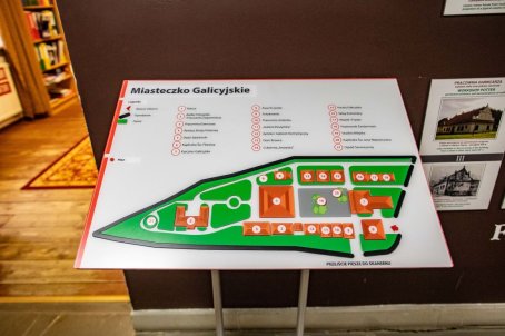 Wypukła mapa na statywie