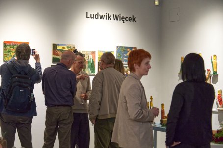 ludzie w galerii rozmawiają