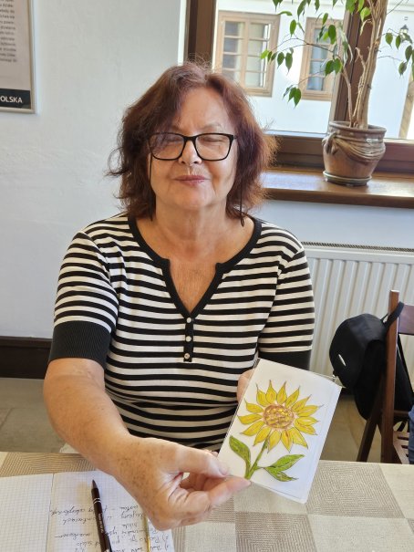 Kobieta pokazuje malunek na szkle