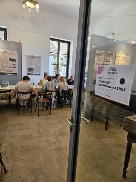 Duża sala z grupą malujących na szkle