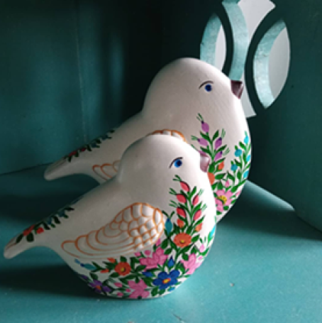 Ceramiczne ptaszki pomalowane w kwiaty