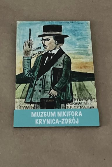 Magnes na którym widoczna jest praca Nikifora.