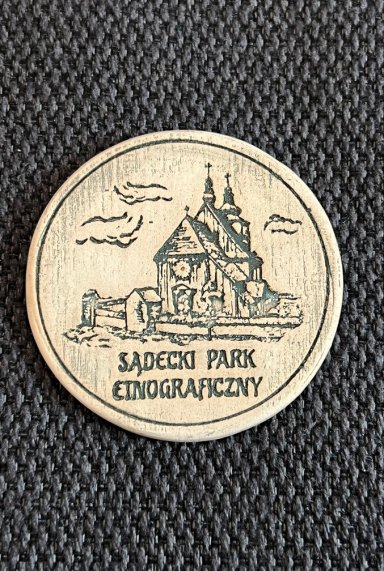 Magnes na którym widoczny jest kościół w skansenie.