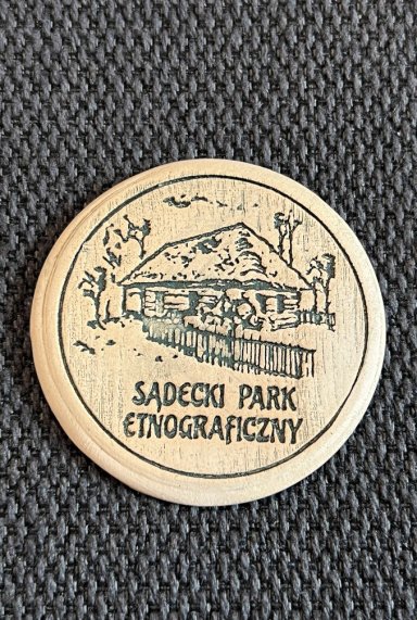 Magnes na którym widoczna chałupa w skansenie.